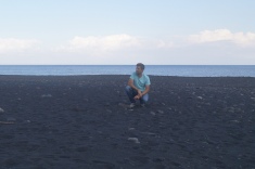 La arena negra de la playa de Stromboli y un servidor a juego con los colores del paisaje.